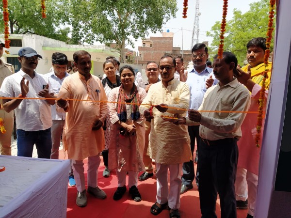 मा0 विधायक फाफामऊ ने कौड़िहार ब्लाक परिसर में सूचना एवं जनसम्पर्क विभाग द्वारा लगायी गयी प्रदर्शनी का फीता काटकर किया शुभारम्भ