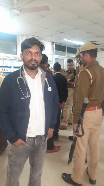 यमुनापार नैनी में मानसिक रोगी ने अपने ही  माता-पिता को लाइसेंसी रिवाल्वर से गोली मारी ! PRAYAGRAJ