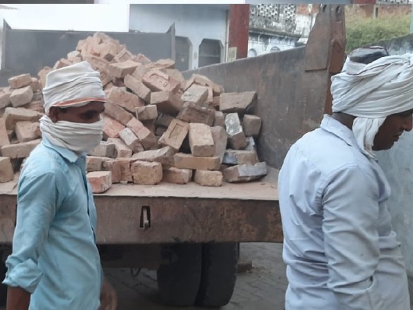 31 ट्रक ईंट-पत्थर निकले प्रयागराज के अटाला से :10 जून को जुमे की नमाज के बाद हुई थी पत्थरबाजी...