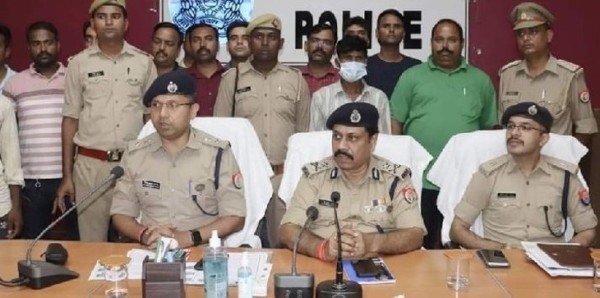 प्रयागराज दोहरे हत्याकांड में एक आरोपी गिरफ्तार: घटना के बाद दो अन्य आरोपियों की मौत; इलाज के दौरान महिला की मौत हो गई थी..