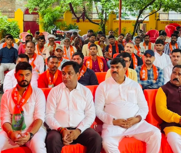 धूमधाम से  मनाई गई पंडित  दीनदयाल उपाध्याय की जयंती व देखी  गयी मन की बात टीवी पर बीकेटी में ,  लखनऊ ....