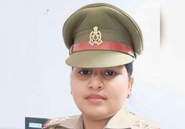 फंदे पर लटका म‍िला महिला दारोगा का शव, मह‍िला हेल्प डेस्क की थी प्रभारी; प‍िता ने लगाए गंभीर आरोप,अमेठी में!