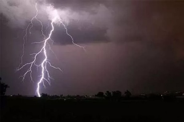 प्रयागराज में जहां गर्मी मिली से राहत  वहीं करेली, कौंधियारा, धूमनगंज में बिजली ने  बरपाया कहर।