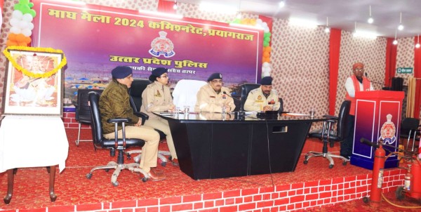 पुलिस अधिकारीयों और नाविक संघ की हुई बैठक में  नदी में नाव  पर बैठकर सेल्फी लेने पर प्रतिबंध लगाने के लिए रखी माँग नाविक सघ अध्यक्ष ने !