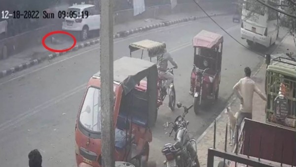 बेकाबू कार ने फुटपाट पर 3 बच्चियों को कुचला!