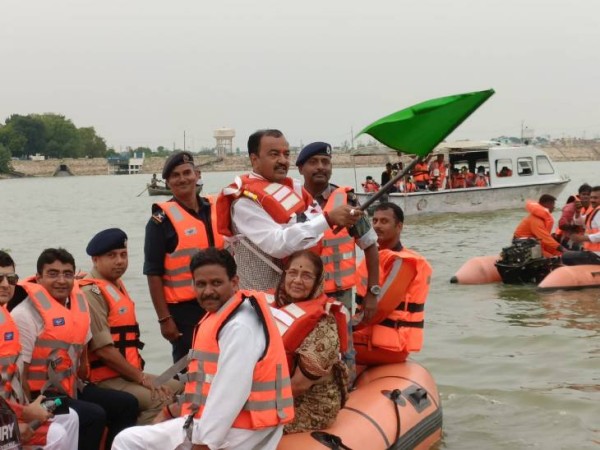 वादा तोड़ने पर डिप्टी सीएम केशव पर भड़के लोग ! फोटो खिंचवाने आए थे केशव मौर्य: बाढ़ पीड़ितों को राहत सामग्री देने आए थे डिप्टी सीएम, लोगों ने सुनाया बुरा भला !